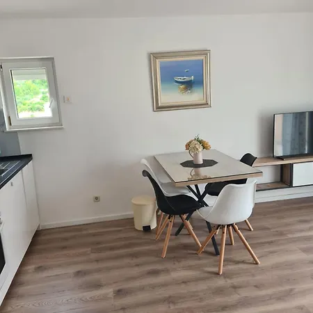 Apartman 4 *