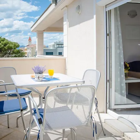 Apartment 4 *