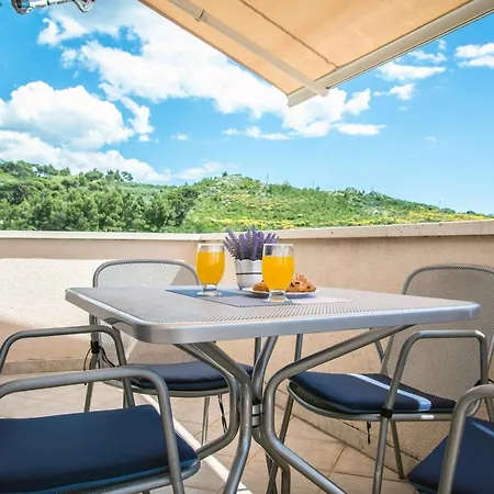 Apartment 4 *